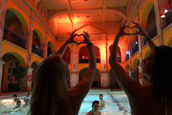 A Rudas fürdő egyedülálló a budapesti fürdők között abban, hogy pénteken és szombaton éjszaka is nyitva tart.  