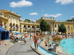 A Széchenyi fürdő, a Vidámpark, a Vasúttörténeti Park, a Várkert Bazár, a Zwack Unicum gyár, a Vásárcsarnok, a Belvárosi Piac is szerepel a Budapest Essentials városi fesztivál helyszínei között június 25. és 28. között. 