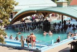 Az Igali Gyógyfürdő július 31-én, pénteken meghosszabbított nyitva tartással, reggel kilenc órától éjfélig várja a vendégeket. 21:00 órától a Reinas del Ritmo Show keretén belül a nemzetközi szinten is elismert Conga virtuóz, Solymosi Attila zenél, miközben a gyönyörű táncos hölgyek méltán népszerűsítik és adják át a brazil valamint karibi életérzést. 