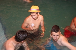 Az augusztusi hosszú hétvégén igazi fesztiváli hangulattal és rengeteg programmal várják a vendégeket: színes színpadi programokkal (sztárfellépők, gyermekműsorok), vizes vetélkedőkkel és sok-sok meglepetéssel készülnek. A fesztivál ideje alatt minden korosztály talál tartalmas programot ezzel téve teljessé az igali kikapcsolódást! 