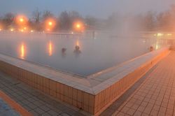 Gyógyulást nemcsak rideg-csempés rendelőkben, fertőtlenítőszagú kórházakban lehet keresni. Számos betegséget – ízületi bántalmat, gyulladást, csontritkulást, nyirokkeringési zavarokat, meddőséget - gyógyítanak a bársonyosan simogató termálvizek. Az Európában egyedülálló harkányi víz a gyógyíthatatlan pikkelysömörre is gyógyírt jelent. 