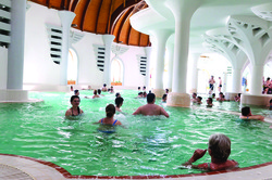 Több szempontból is érdemes felkeresni a Maros-parti kisvárost, Makót. Főként a hungarikumnak számító makói hagyma révén ismert, és turisztikai vonzerejét növeli, hogy Magyarország legvirágosabb városa. Legfőbb vendégcsalogató eleme azonban a termálvíz, amelyet a fúrások 1956-ban juttattak felszínre. A Makói Termál- és Gyógyfürdő (a létesítmény által kibocsátott marketinganyagokon a Hagymatikum, a fürdők fürdője) élmény-, gyógy- és wellnessrészlegekkel is rendelkező fürdőkomplexum a belváros szívében. 