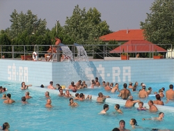 Hegykő a világörökség, és a Fertő-Hanság Nemzeti Park részeként Európa szerte híres gyógyhatású termálvizének, termálfürdőjének és gyönyörű környezetének köszönhetően kedvelt turistacélpont. A hegykői termálfürdő fedett és nyitott medencékkel, kiváló minőségű gyógyvízével egész évben várja a gyógyulni, sportolni vágyó vagy megújulást, feltöltődést kereső vendégeket  