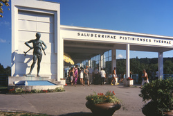 Az ember utazik 220 kilométert, és talál egy másik Margitszigetet. Egy picit kisebb ugyan, de ugyanolyan gondozott, mint a budapesti, tele van gyógyszállodákkal, fürdőkkel, kávézókkal, éttermekkel, hangulatos séta- és kerékpárutakkal, golfpályákkal. Kitalálták? Európa egyik legkülönlegesebb fürdőkomplexumában járunk – Pöstyénben. 