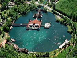 A Hévizi Gyógytó a világ legnagyobb biológiailag is aktív, természetes termáltava, amely páratlan környezetben, a Balatontól mindössze 6, Bécstől 198, Budapesttől 193 km-re található. 