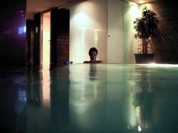 Az egészségügyi szolgáltatások igénybevételét ellenőrzi az egészségbiztosító. Ennek keretében összesíti a beteg által társadalombiztosítási támogatással igénybe vett egészségügyi szolgáltatásokat. Az összesítés érdekében a személyes‐ és egészségügyi adataira vonatkozóan adategyeztetést is kezdeményezhet a beteggel a lakó‐ vagy tartózkodási helyén, aki köteles ebben közreműködni, illetve, helyszíni ellenőrzést is végezhet. 