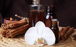 Már az ókori egyiptomiak is használtak gumiból, gyantából, fakéregből és virágszirmokból kivont illóolajokat, melyeket részben gyógyszerként, részben vallási célokra alkalmaztak. Az illóolajok a bőrön át felszívódnak és így bekerülnek a szervezetbe.  