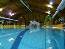 Az erődök városa, Komárom egyik legnagyobb vonzereje kiváló minőségű gyógyvíze. A Komáromi Gyógyfürdő a város szívében helyezkedik el. A 62 Celsius fokos víz, melyet 1967-ben gyógyvízzé nyilvánítottak közel 50 éve szolgálja a vendégek gyógyulását, kikapcsolódását. 