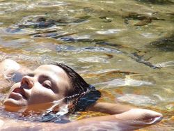 Új sorozatunkban olyan városokat illetve szállásokat mutatunk be, amelyek egy kellemes gyógyüdülés helyszínei lehetnek. Első tippünk a sárvári Danubius Health Spa Resort. A szálloda gyógyvize kiváló, környezete elbűvölő – hiszen egy botanikus kert mellett fekszik –, kezelései sokrétűek, és a személyzet kedvessége és az ízletes, helyi specialitásokat is felvonultató konyha elfeledteti a retró épület szépséghibáit.   