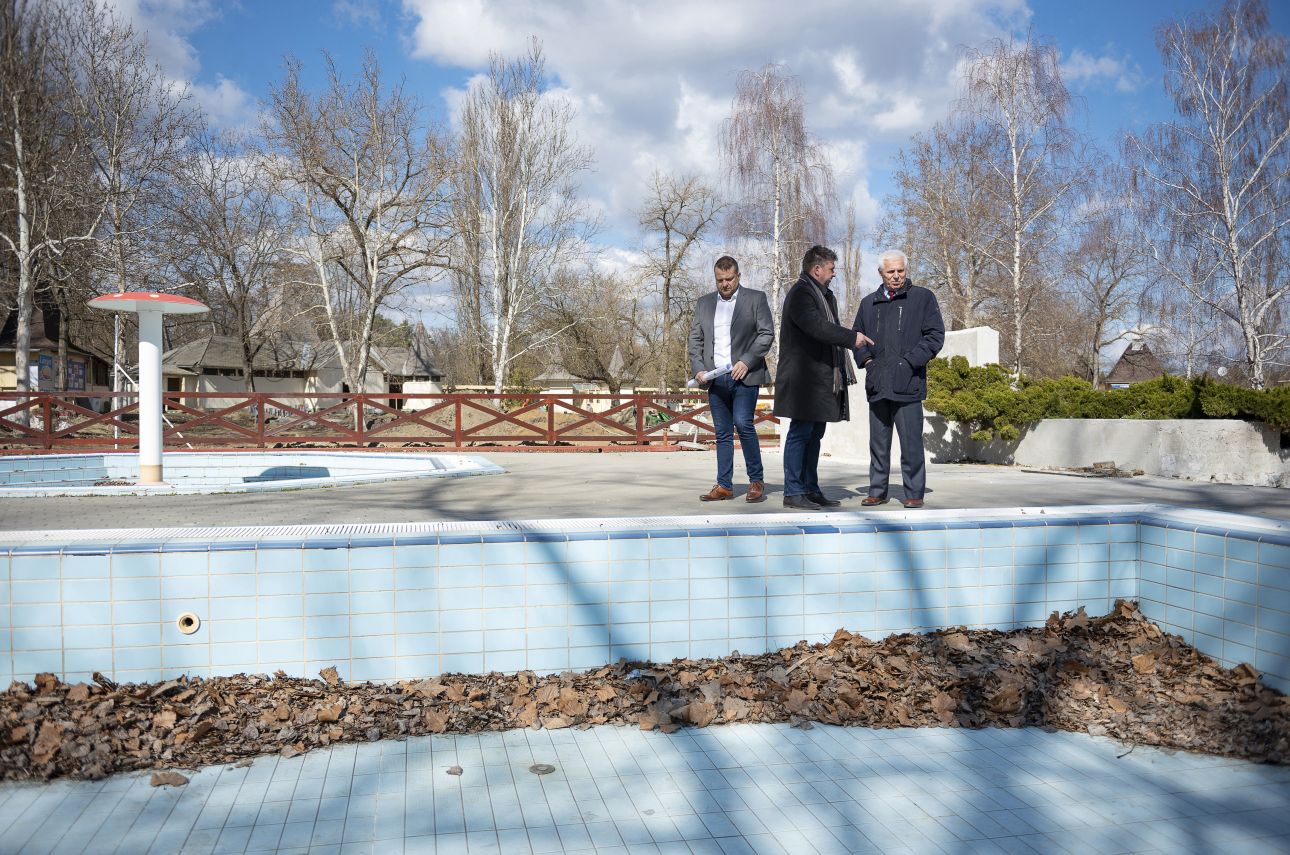 A felújított Tófürdő július környékén nyitja meg kapuit