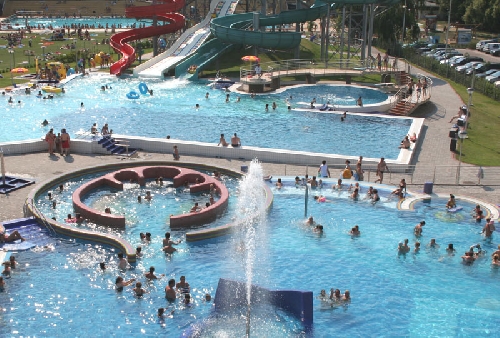 Összekötik az uszodát és az élményfürdőt