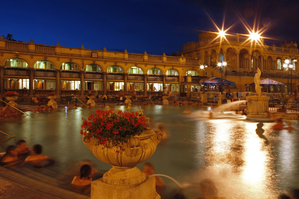 Programokkal és kedvezményekkel készülnek a fürdők a Strandok Éjszakájára