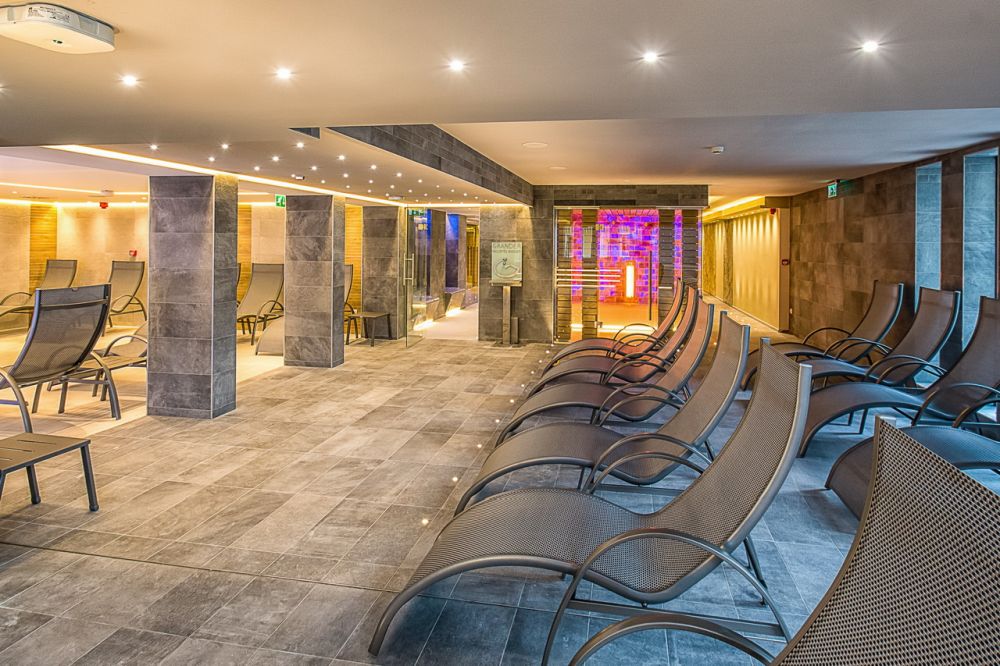 A szálloda néhány lépésre van a tófürdőtől