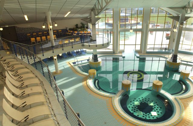 Éjszakai fürdőzés Sárváron 